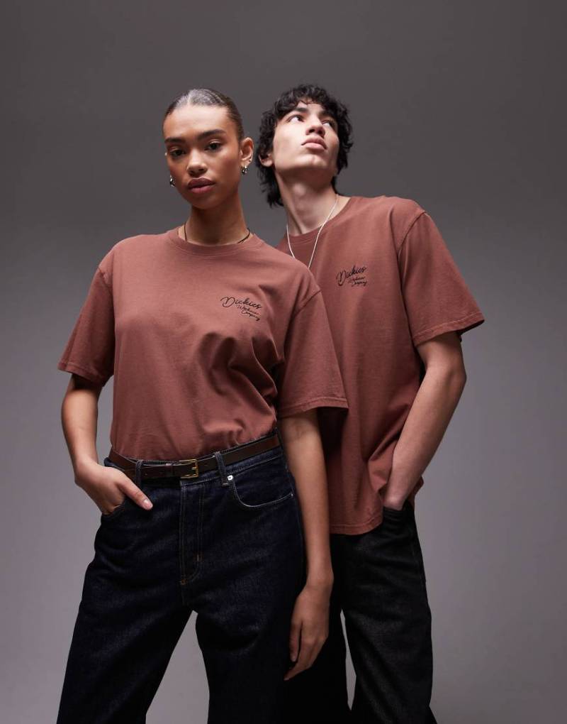 Dickies - T-Shirt in Cappuccino-Braun mit kleinem, farblich abgestimmtem Western-Logo im Seil-Design von Dickies