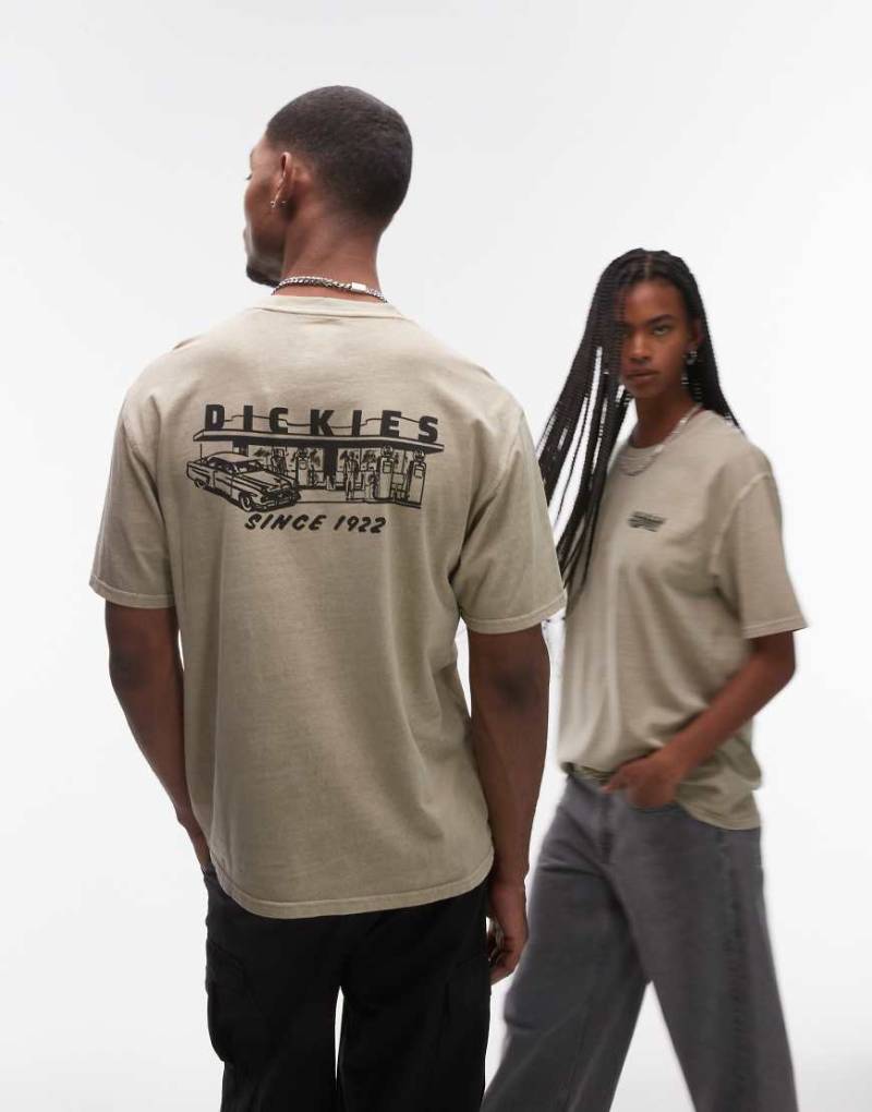 Dickies - T-Shirt in Hellbraun mit Tankstellen-Rückenprint von Dickies