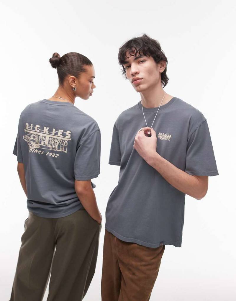 Dickies - T-Shirt in Mittelblau mit Tankstellen-Grafikprint auf dem Rücken von Dickies