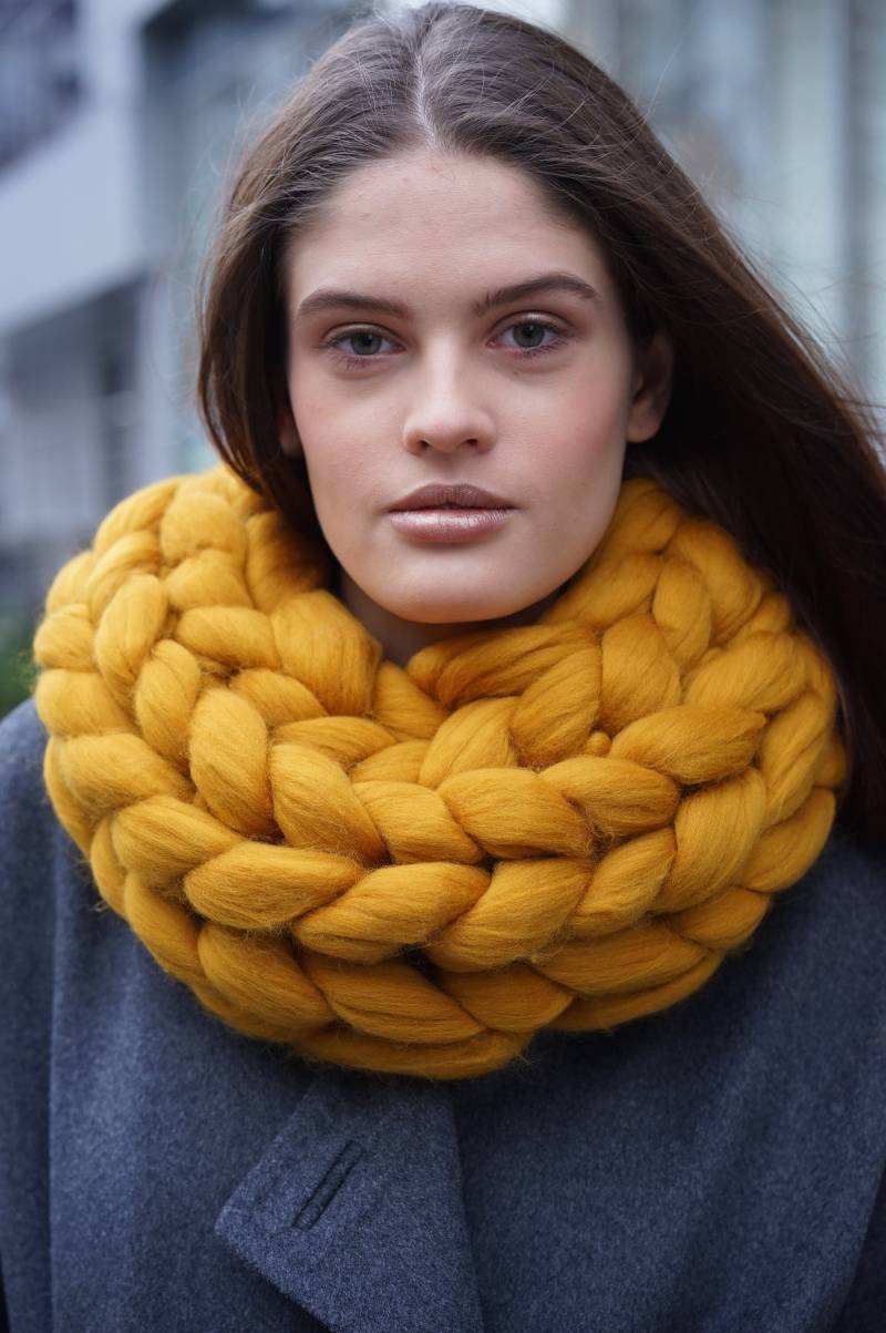 Armgestrickter Grobstrick Merino Schal - Senfgelb von DidiShopArt