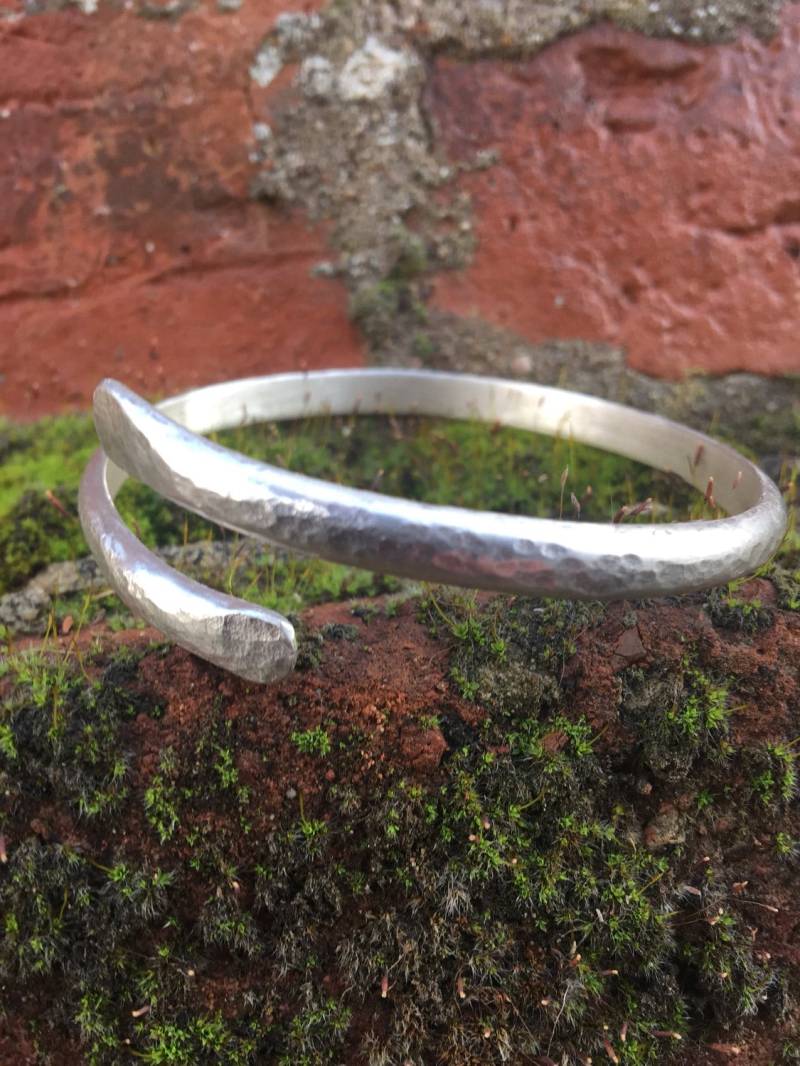 Chunky Gehämmerter Silber Armreif Chunky Gehämmerter Silber Armreif von Didikais