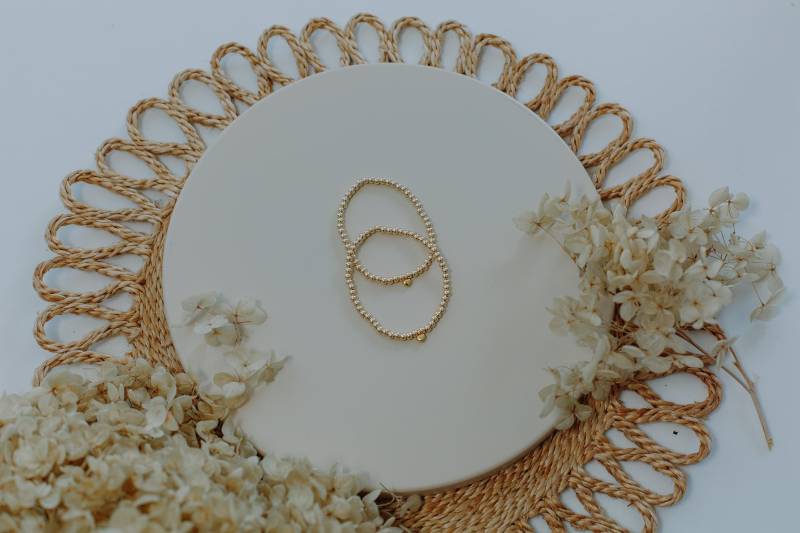 Handgemachtes Perlenarmband Mit Goldenen Perlen Und Herzanhänger Aus 14-Karat-Vergoldung. Feiner Schmuck Für Frauen - Geschenkartikel von DidisbyDianaAscher