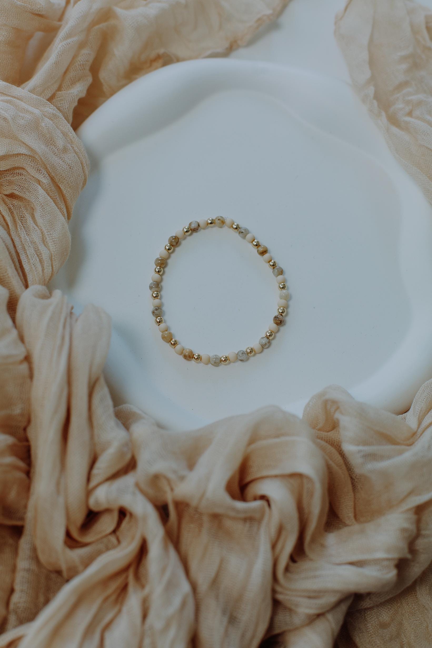Handgemachtes Perlenarmband Aus Natursteinperlen Und Goldenen Perlen 14-Karat-Vergoldung. Feiner Schmuck Für Frauen - Geschenkartikel von DidisbyDianaAscher