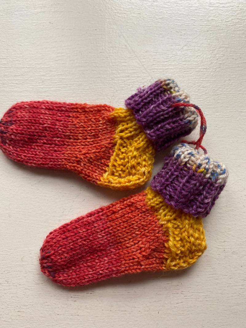 Babysöckchen Söckchen Strümpfe Baby Handgestrickt Ca 9cm Lang von DieAltePosthalterei