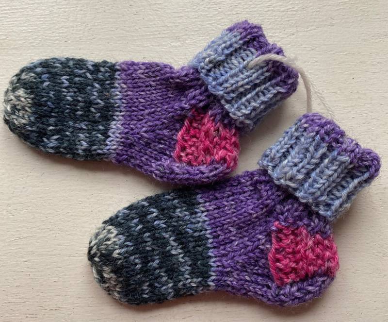 Babysöckchen Söckchen Strümpfe Baby Handgestrickt Ca 9cm Lang Babysöckchen Söckchen Strümpfe Baby Handgestrickt Ca 9cm Lang von DieAltePosthalterei
