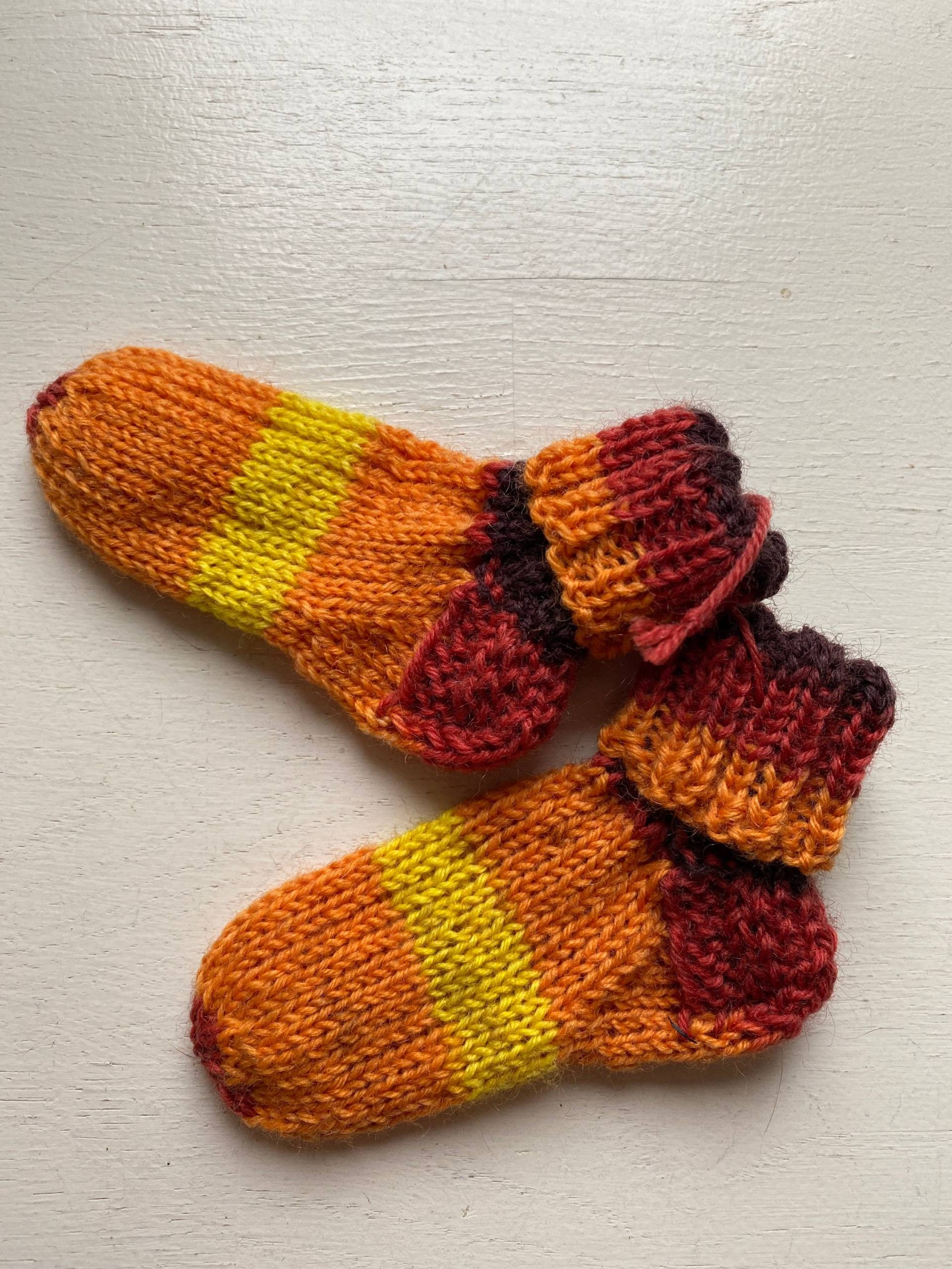 Babysöckchen Söckchen Strümpfe Baby Handgestrickt Ca 9cm Lang von DieAltePosthalterei