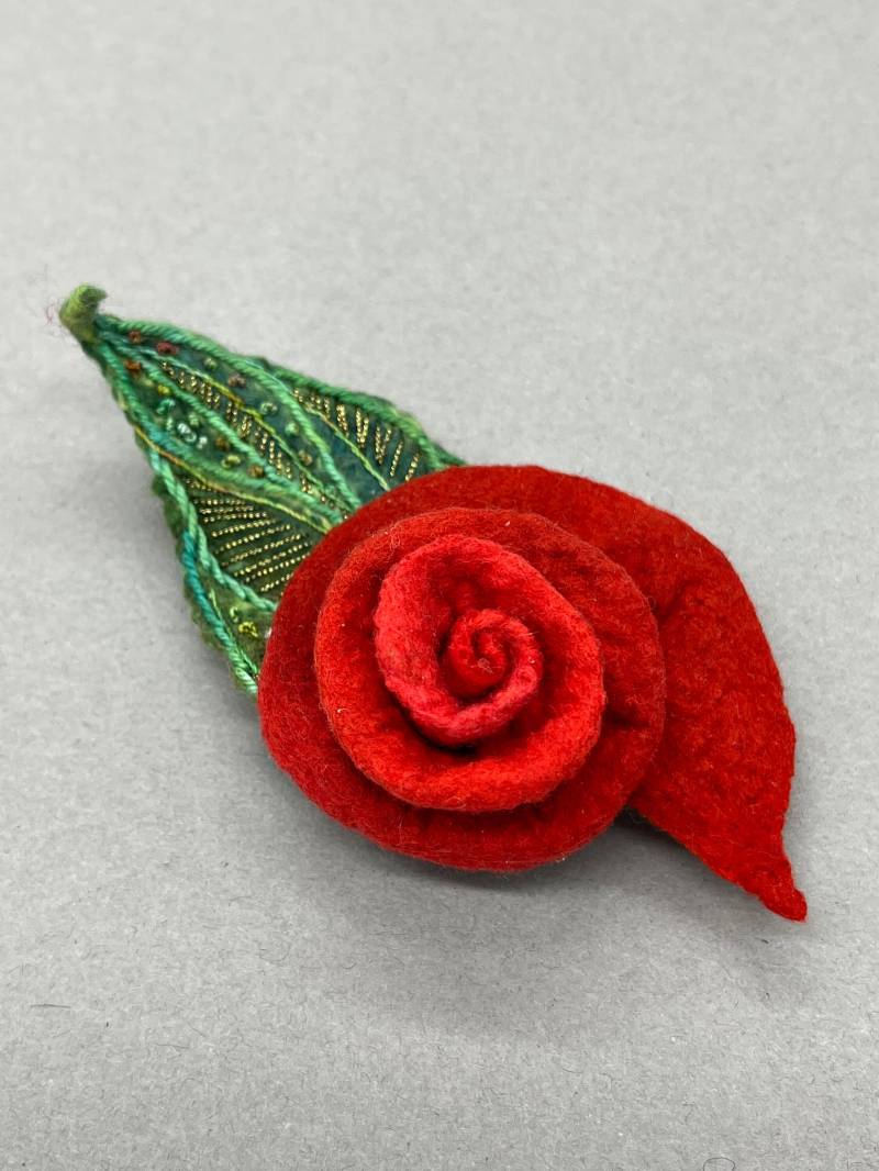 Rosenbrosche Aus Filz Mit Stickerei von DieFilzlaus