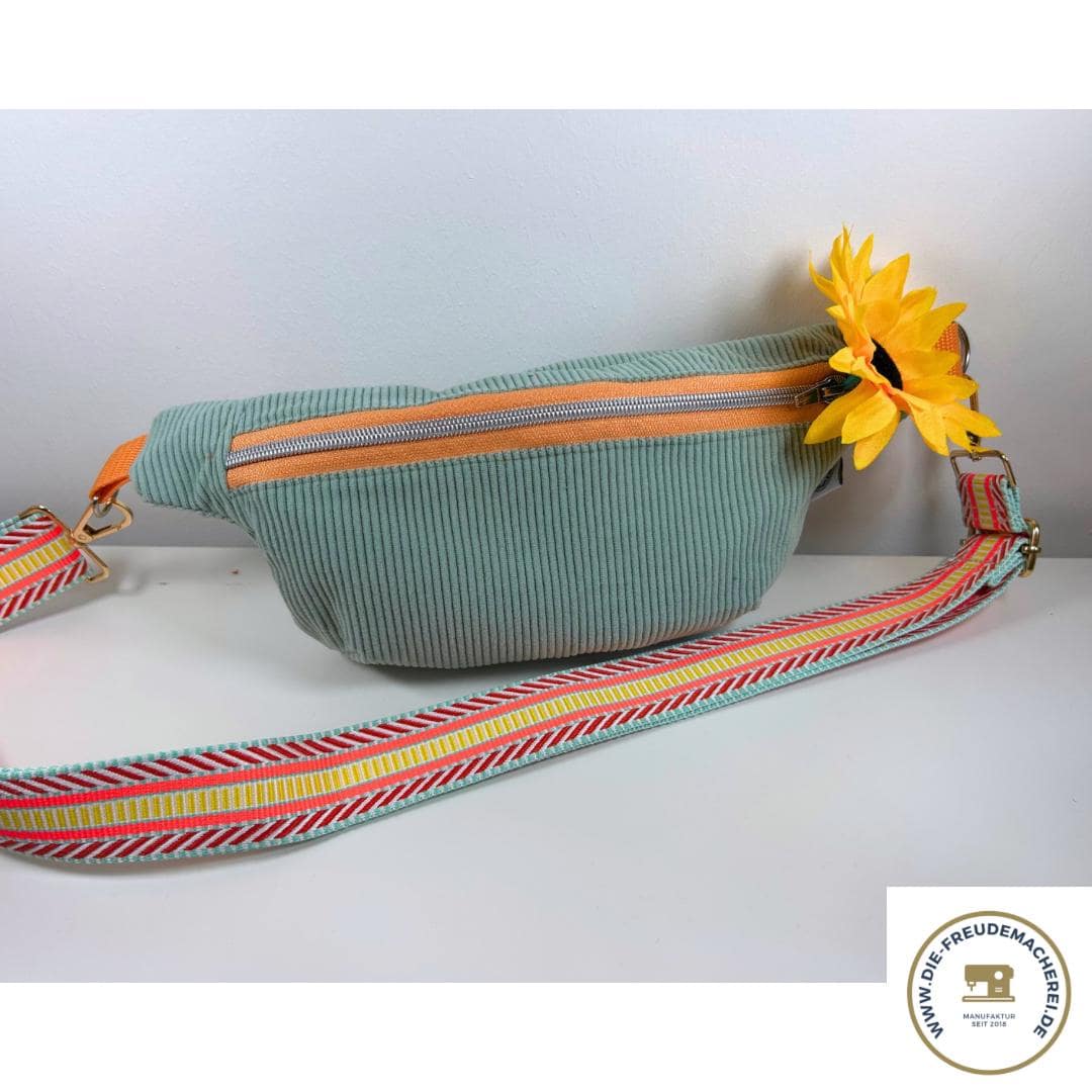 Bauchtasche Mint Cord Apricot | Crossbody Tasche Handmade Gürteltasche Damen Einzigartig & Fröhlich Freudemacherei Bauchtasche Mint Cord Apricot | Crossbody Tasche Handmade Gürteltasche Damen Einzigartig & Fröhlich Freudemacherei von DieFreudemacherei