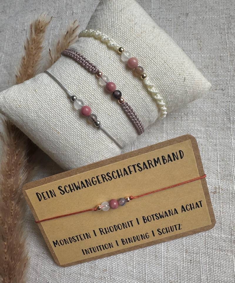 Armband Schwangerschaft - Makramee Naturstein Mondstein/Rhodonit Botswana-Achat Vergoldet Schwangerschaftsarmband Unikat von DieGeschenkemacherei