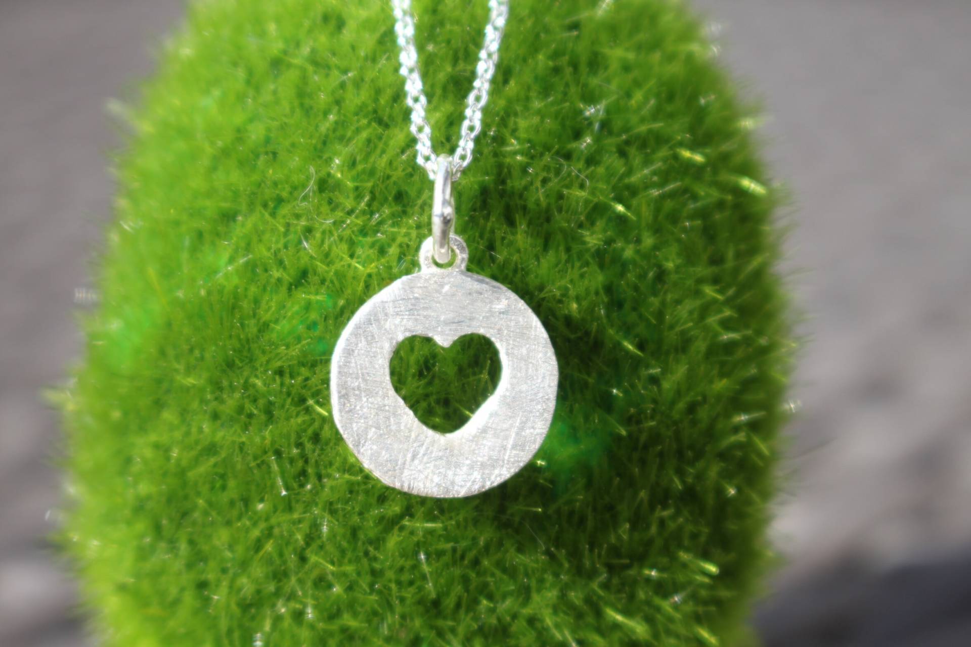 Herz Anhänger Mit Kette Länge Wählbar 925 Silber Scheibe Platte Ausgesägt Mama Freundin Lieblingsmensch Kugelkette Ankerkette Halskette von DieGoldschmiedin