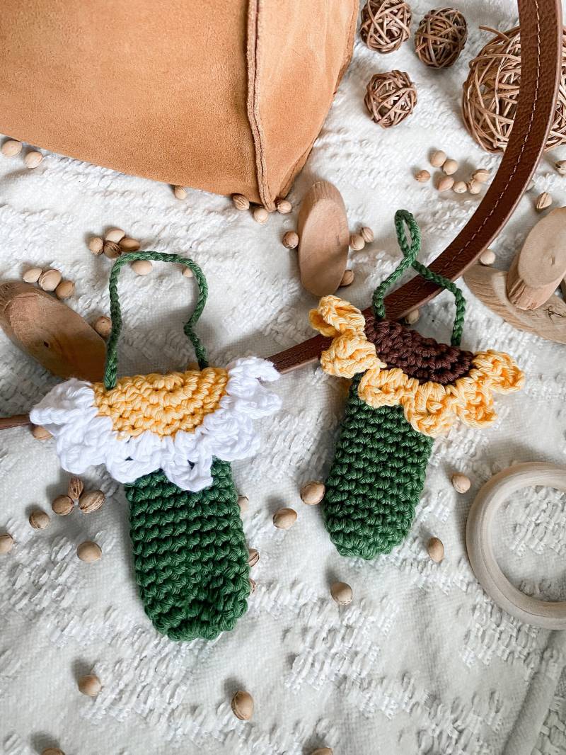 Lippenstift Anhänger Blume Gehäkelt/Feuerzeug Taschenbaumler von DieMaschenprinzessin