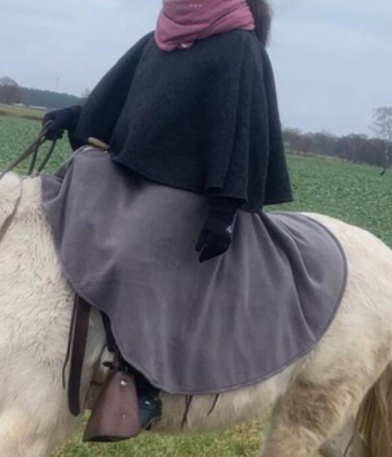 Reitcape Reitkilt Reitponcho Reine Schurwolle Herrliche Qualität, Reitmantel Wolljacke Reitrock Poncho Mit Gratis Handstulpen von DieMopusManufaktur