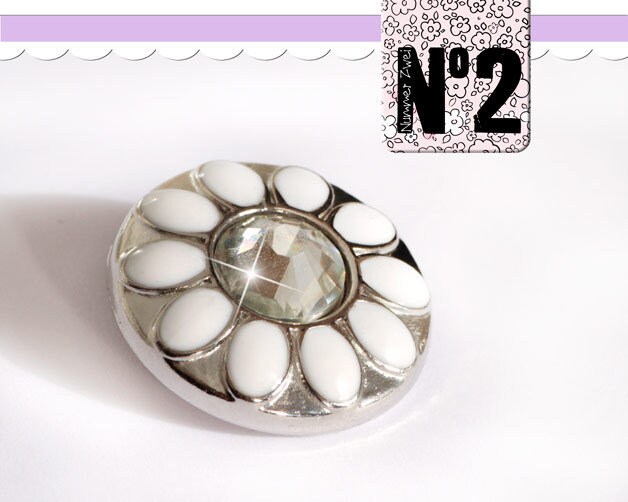 1 Click Button | Silberfarbenes Metall + Weißes Epoxy - Mittig Ein Gelblicher Strass-Stein Ø Ca 20 Mm Nr 080 von DieNummerZwei