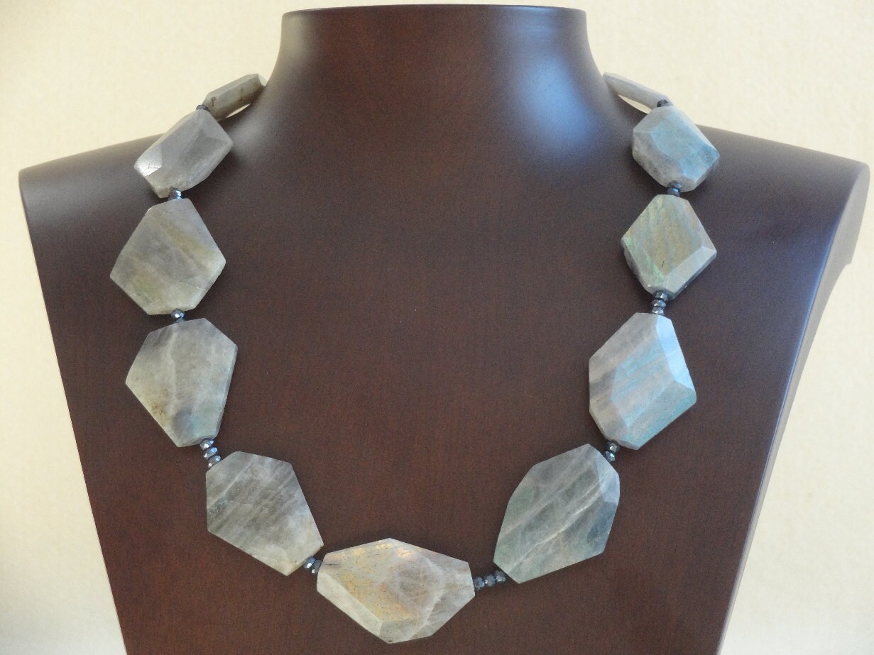 Edelsteinkette Aus Freiförmigen Labradoritsteinen Und Facettierten, Blauschwarzen Spinellboutons, 1-Reihig Edelsteinkette Aus Freiförmigen Labradoritsteinen Und Facettierten, Blauschwarzen Spinellboutons, 1-Reihig von DiePerlenkette