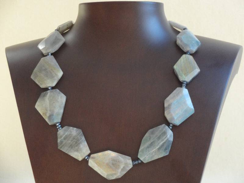 Edelsteinkette Aus Freiförmigen Labradoritsteinen Und Facettierten, Blauschwarzen Spinellboutons, 1-Reihig Edelsteinkette Aus Freiförmigen Labradoritsteinen Und Facettierten, Blauschwarzen Spinellboutons, 1-Reihig von DiePerlenkette