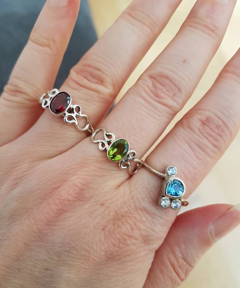 Edelsteine , Silberring Mit Silber Ring Blautopas Granat Peridot von DieSchatzkammer