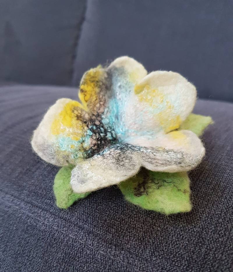 Filzblute , Filzblume Merinowoll Brosche Gefilzt Filzblute , Filzblume Merinowoll Brosche Gefilzt von DieSchatzkammer