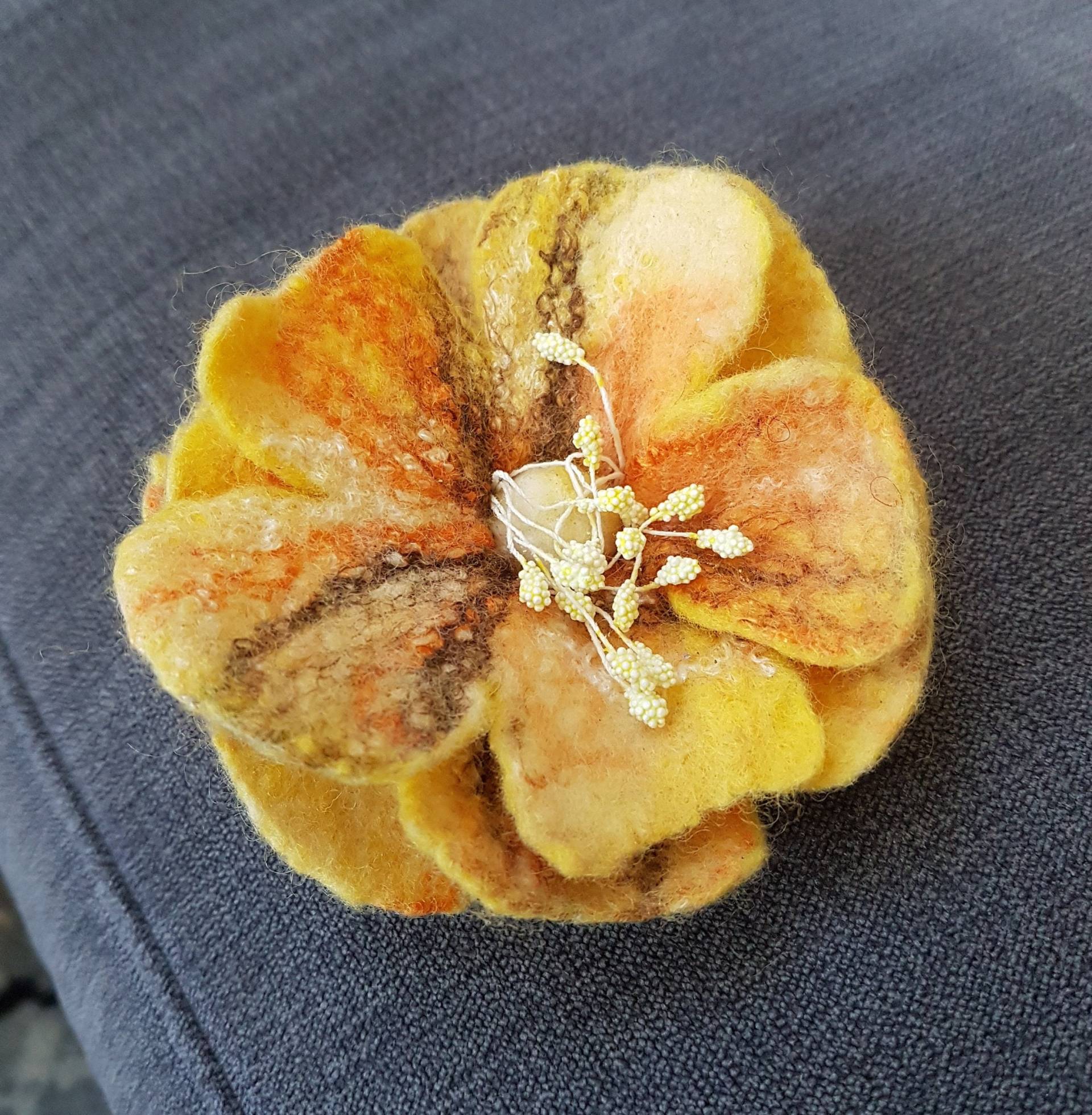 Filzblute , Filzblume Merinowoll Brosche Gefilzt Filzblute , Filzblume Merinowoll Brosche Gefilzt von DieSchatzkammer