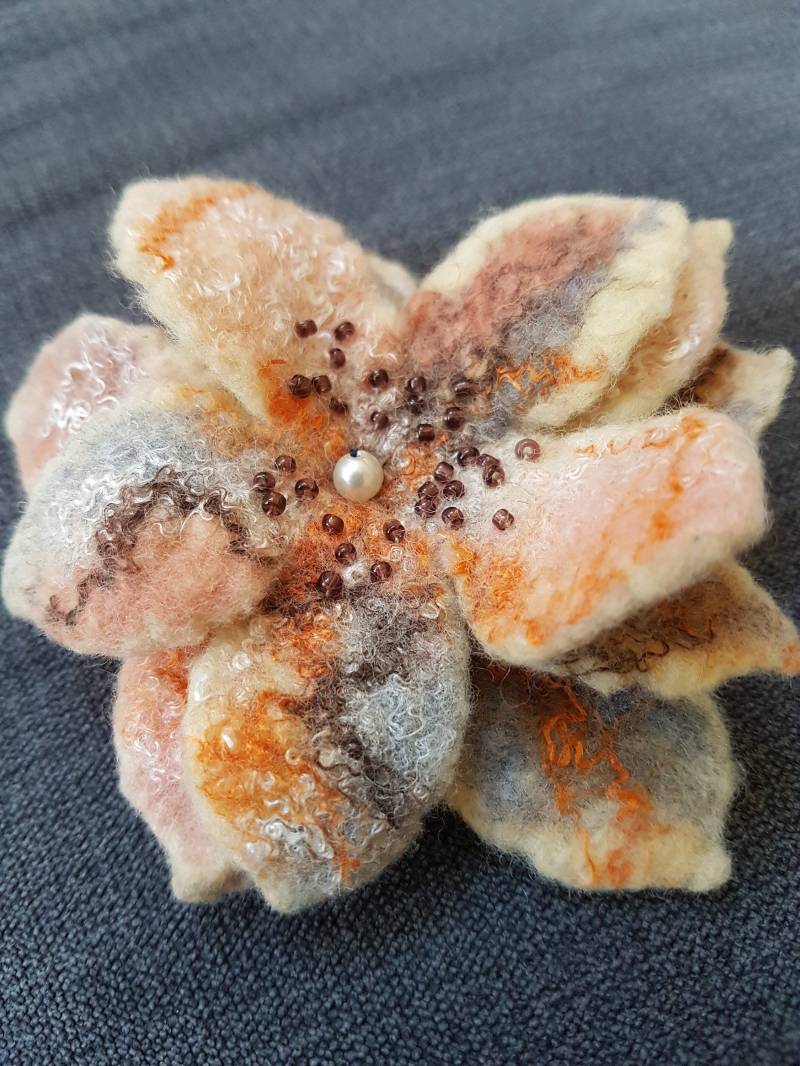 Filzblute , Filzblume Merinowoll Brosche Gefilzt Filzblute , Filzblume Merinowoll Brosche Gefilzt von DieSchatzkammer