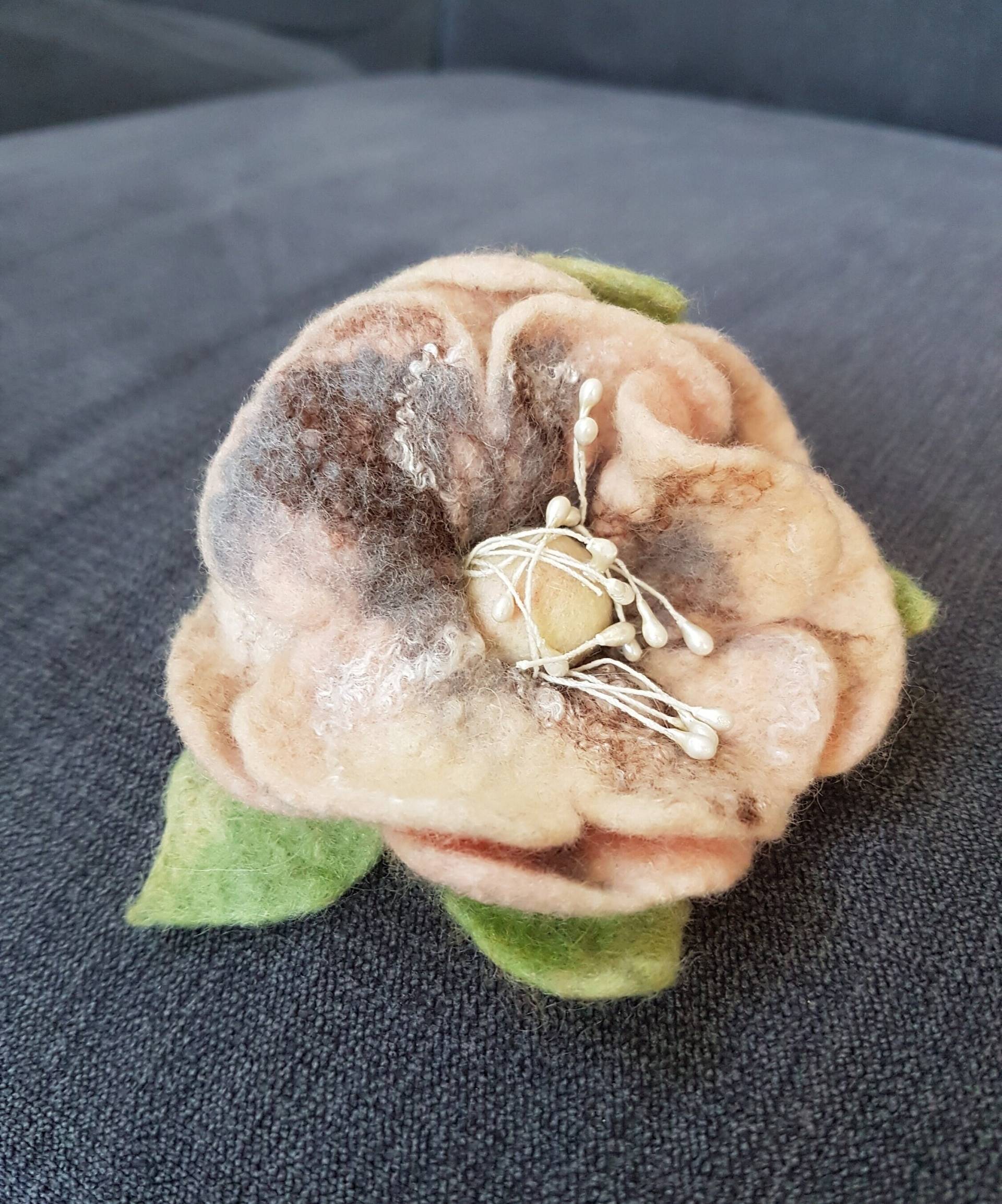 Filzblute , Filzblume Merinowoll Brosche Gefilzt von DieSchatzkammer