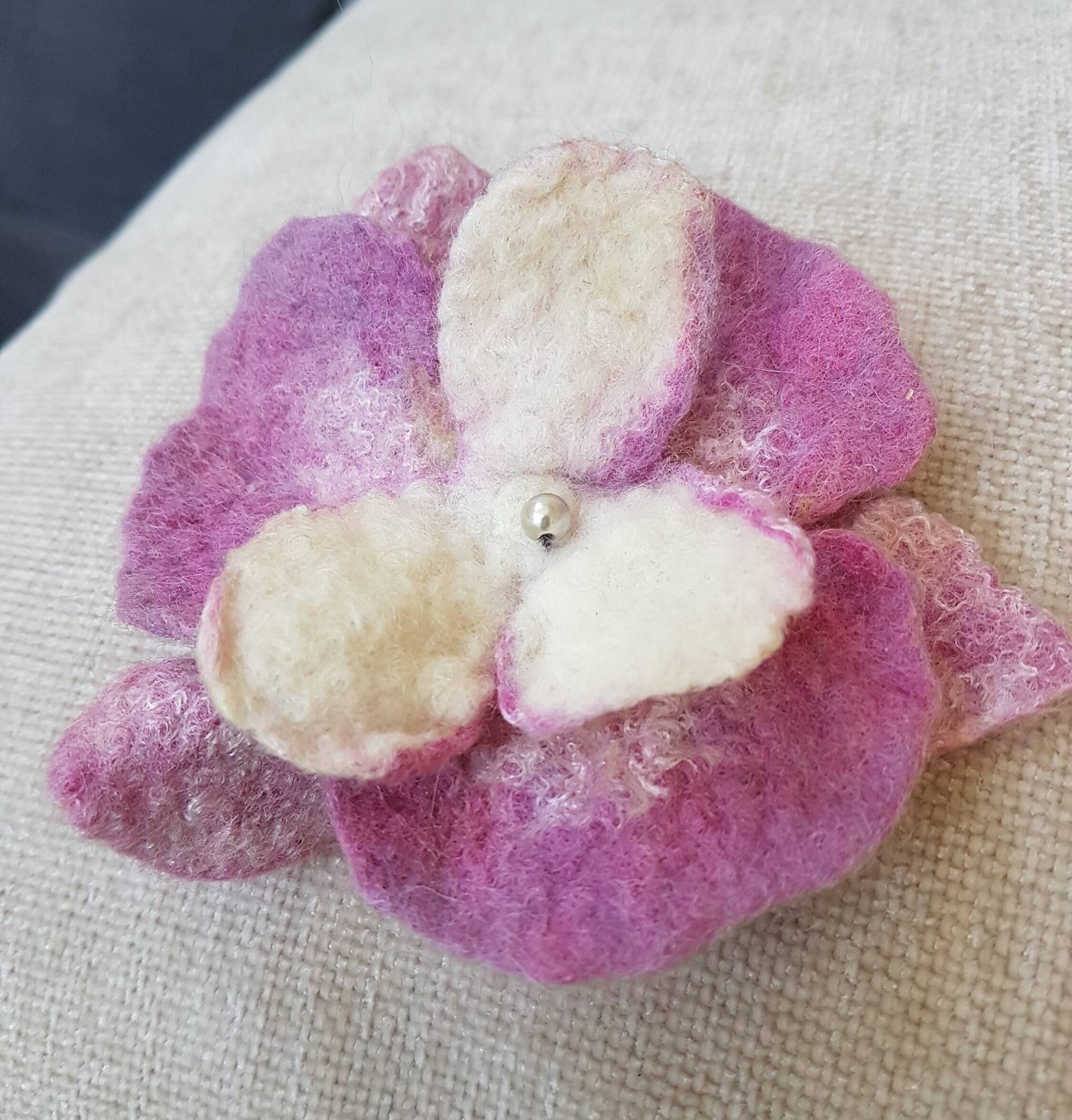 Filzblute , Filzblume Merinowoll Brosche Gefilzt Filzblute , Filzblume Merinowoll Brosche Gefilzt von DieSchatzkammer