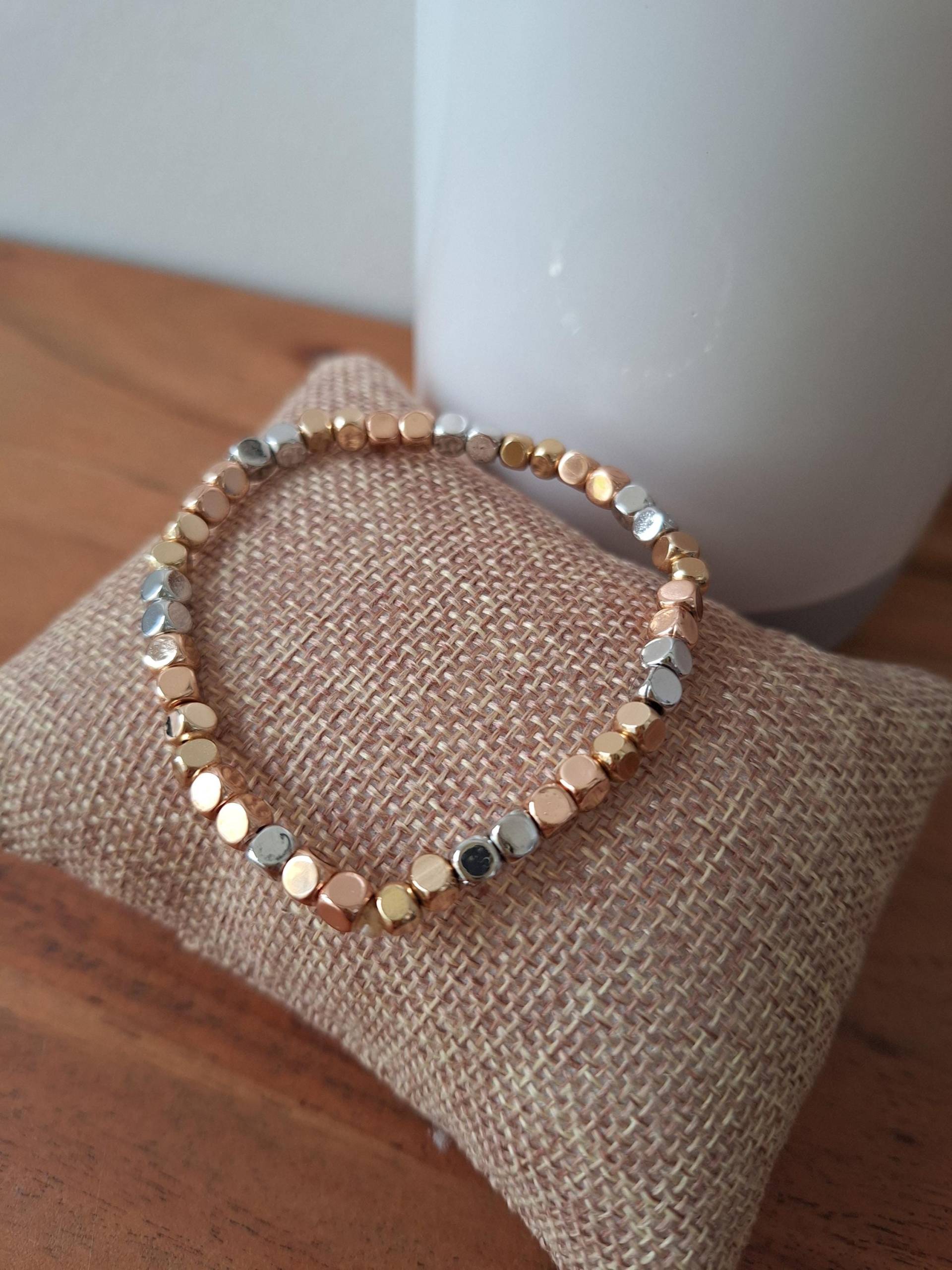 Silber/ Goldfarbener Armband Mit Metallperlen , Gummiband von DieSchatzkammer