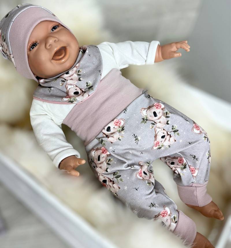 Baby Erstausstattung Mit Pumphose , Mütze Und Halstuch , Geschenk Zur Geburt Für Mädchen, Koala von DieStoffprinzessin