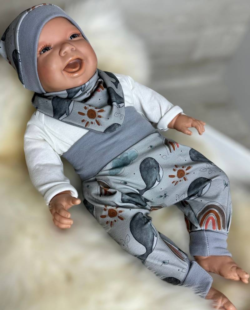 Baby Set Mit Hose , Mütze Und Dreieckstuch Erstausstattung Geschenk Zur Geburt Junge Wal Regenbogen von DieStoffprinzessin