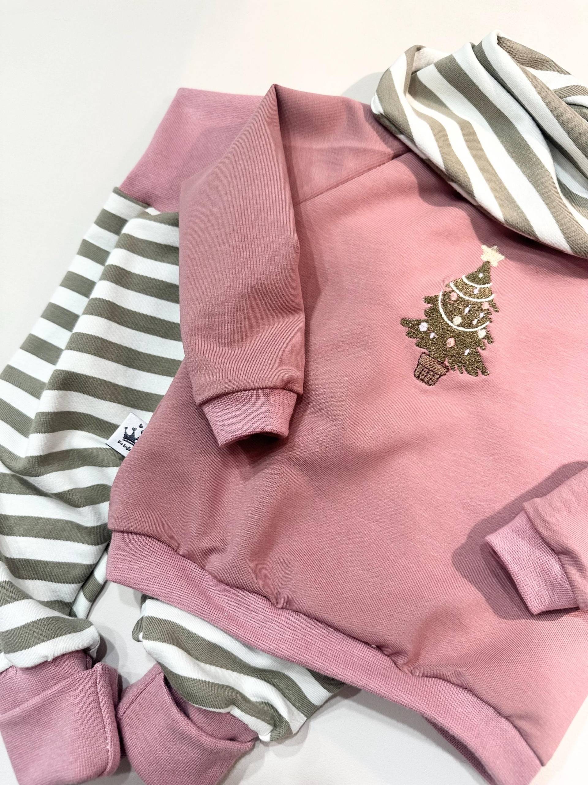 Weihnachtspullover Für Mädchen, Altrosa Mit Tannenbaum Bestickt von DieStoffprinzessin