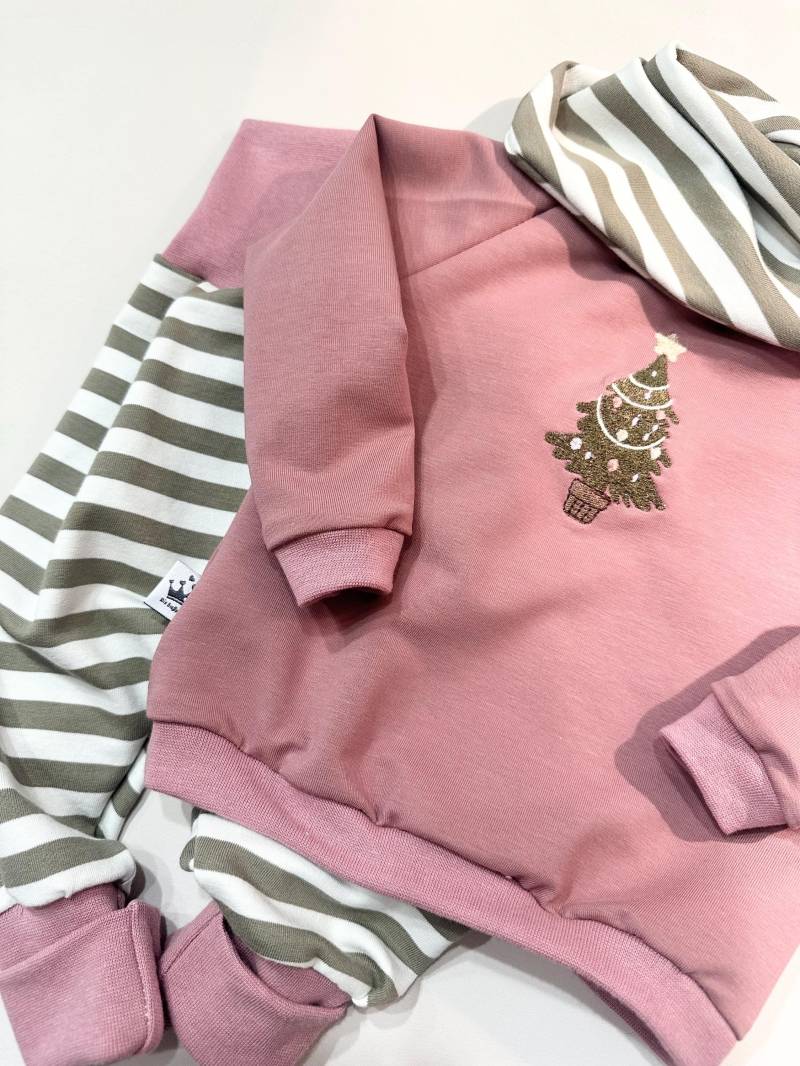 Weihnachtspullover Für Mädchen, Altrosa Mit Tannenbaum Bestickt von DieStoffprinzessin