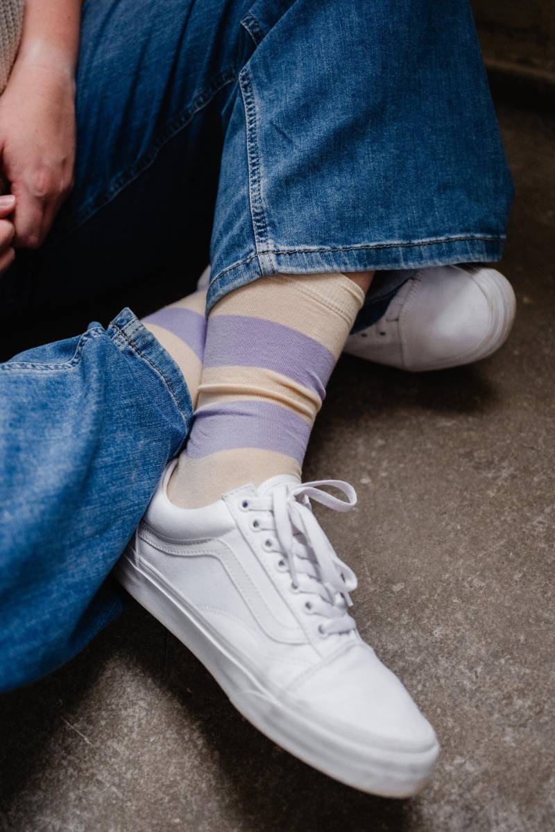 Gestreifte Socken Damen Beige Flieder - Bunte Baumwollsocken Bequeme, Leichte & Atmungsaktive Geschenkidee von DieTanteMartha