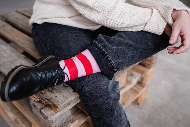 Gestreifte Socken Damen Pink Rot - Bunte Baumwollsocken Bequeme, Leichte & Atmungsaktive Geschenkidee Gestreifte Socken Damen Pink Rot - Bunte Baumwollsocken Bequeme, Leichte & Atmungsaktive Geschenkidee von DieTanteMartha