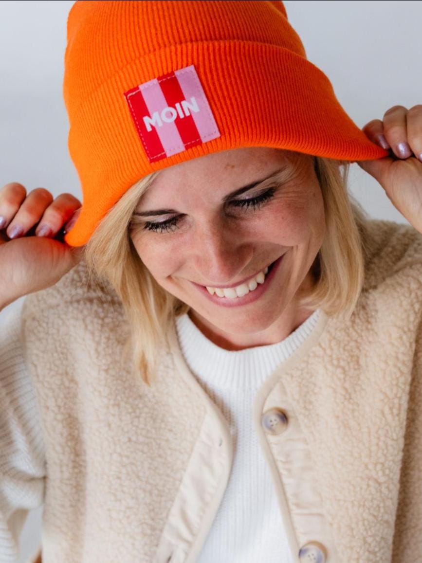 Trendige Mützen Mit Moin Patch Und Streifen Rot Trendige Mützen Mit Moin Patch Und Streifen Rot von DieTanteMartha