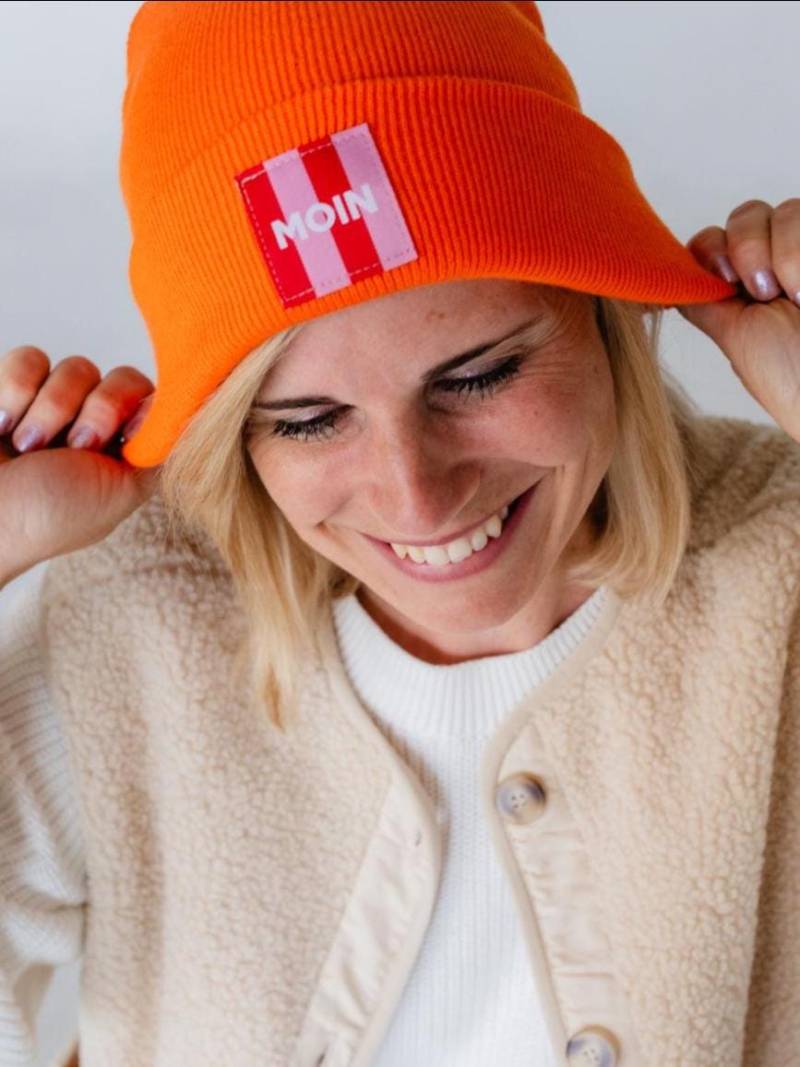 Trendige Mützen Mit Moin Patch Und Streifen Rot Trendige Mützen Mit Moin Patch Und Streifen Rot von DieTanteMartha