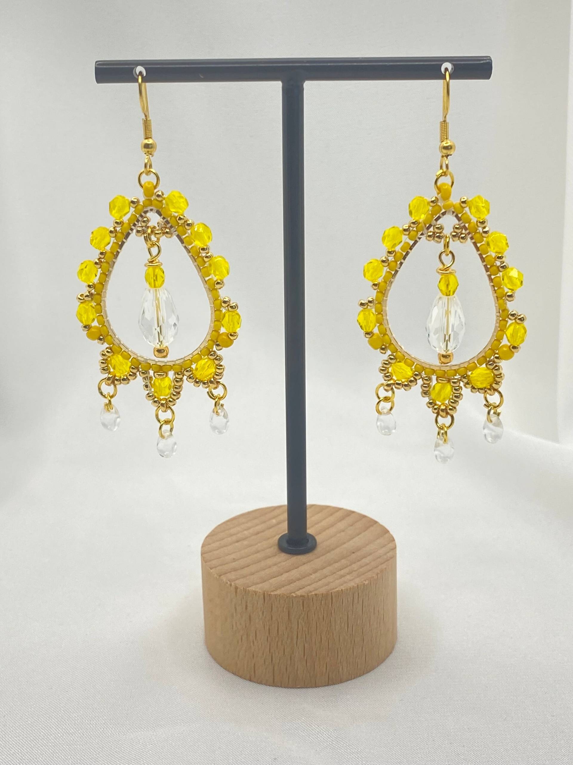 Federleichte, Filigrane Kristallohrringe Gelb Und Gold, Ohrhaken Edelstahl, Handgefertigtes Unikat. Geschenkidee von DieknuepfereiAT