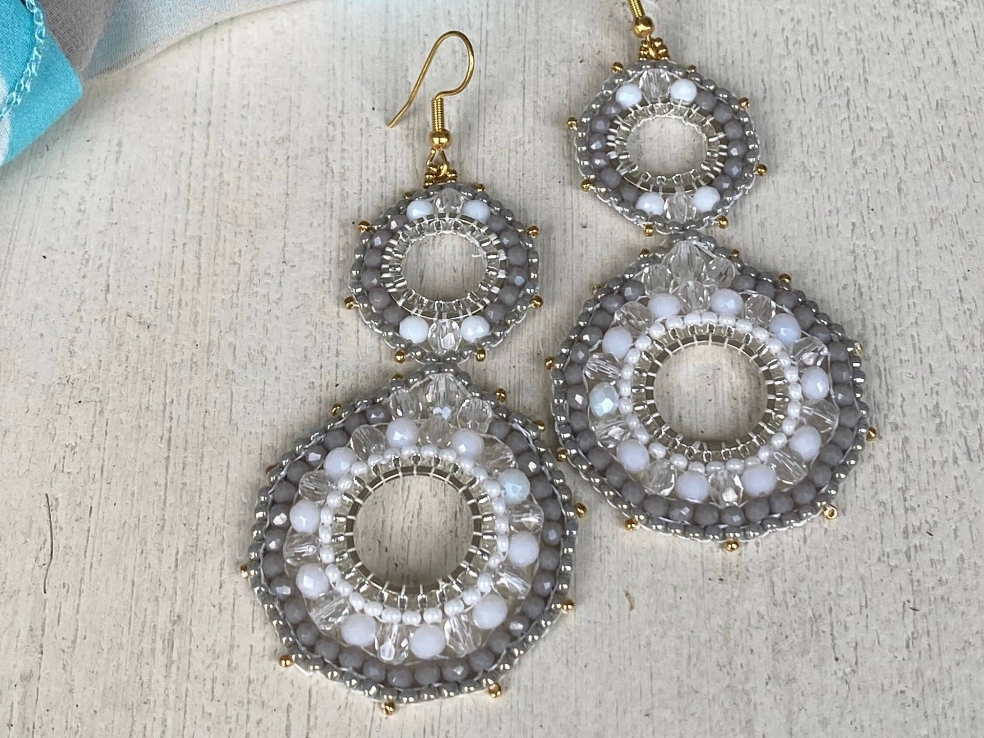 Federleichte, Grosse Kristallohrringe, Weiß-Grau Auf Edelstahlhaken, Handgefertigtes Unikat - Geschenkidee von DieknuepfereiAT