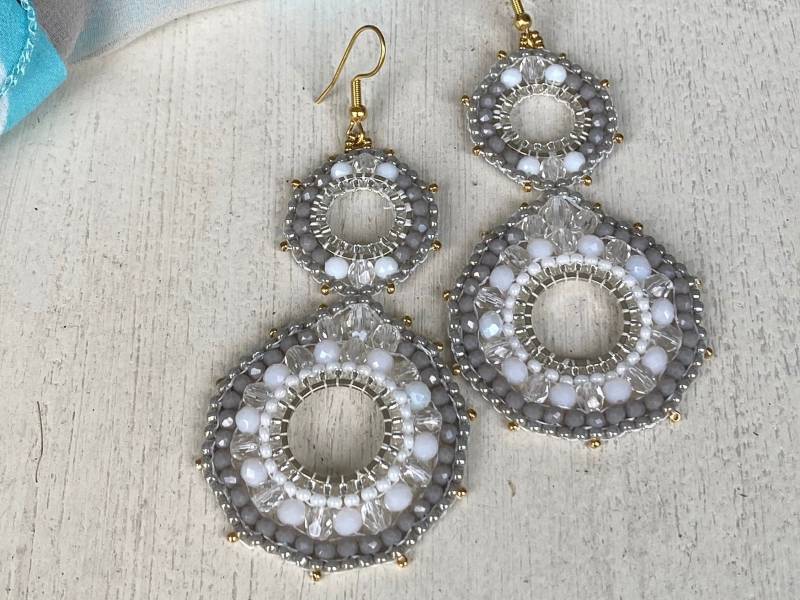 Federleichte, Grosse Kristallohrringe, Weiß-Grau Auf Edelstahlhaken, Handgefertigtes Unikat - Geschenkidee von DieknuepfereiAT