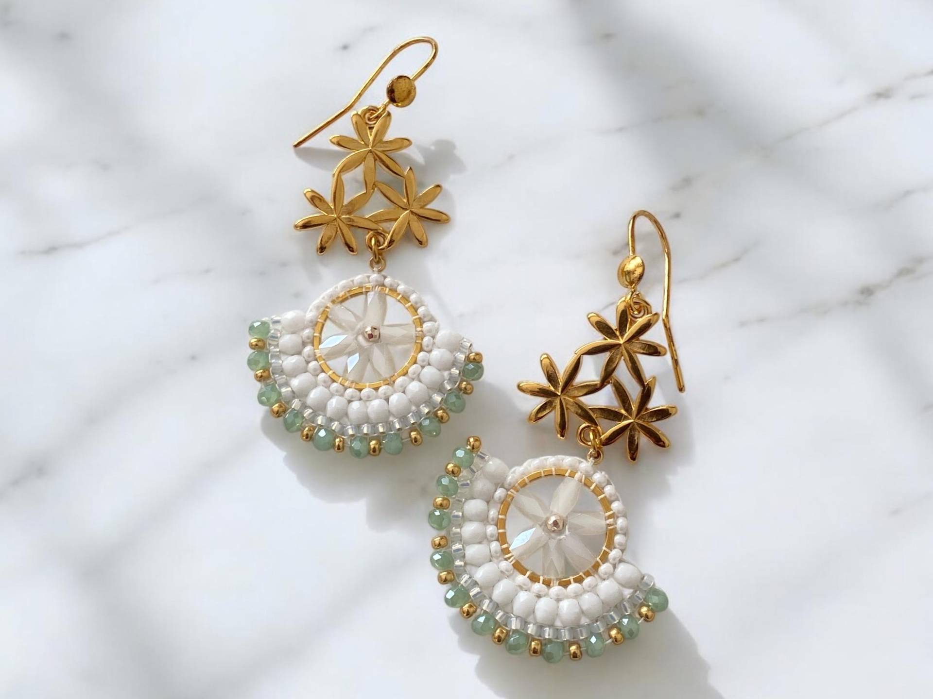 Federleichte, Lange Miyuki Perlenohrringe, in Weiss, Salbei Und Goldfarben Haken Aus Silber Vergoldet - Handgefertigt, Geschenkidee von DieknuepfereiAT