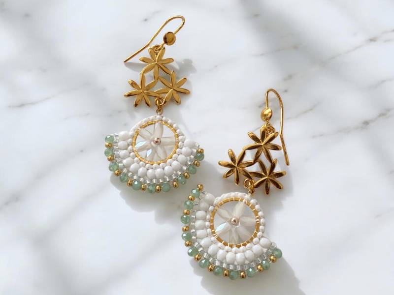 Federleichte, Lange Miyuki Perlenohrringe, in Weiss, Salbei Und Goldfarben Haken Aus Silber Vergoldet - Handgefertigt, Geschenkidee von DieknuepfereiAT