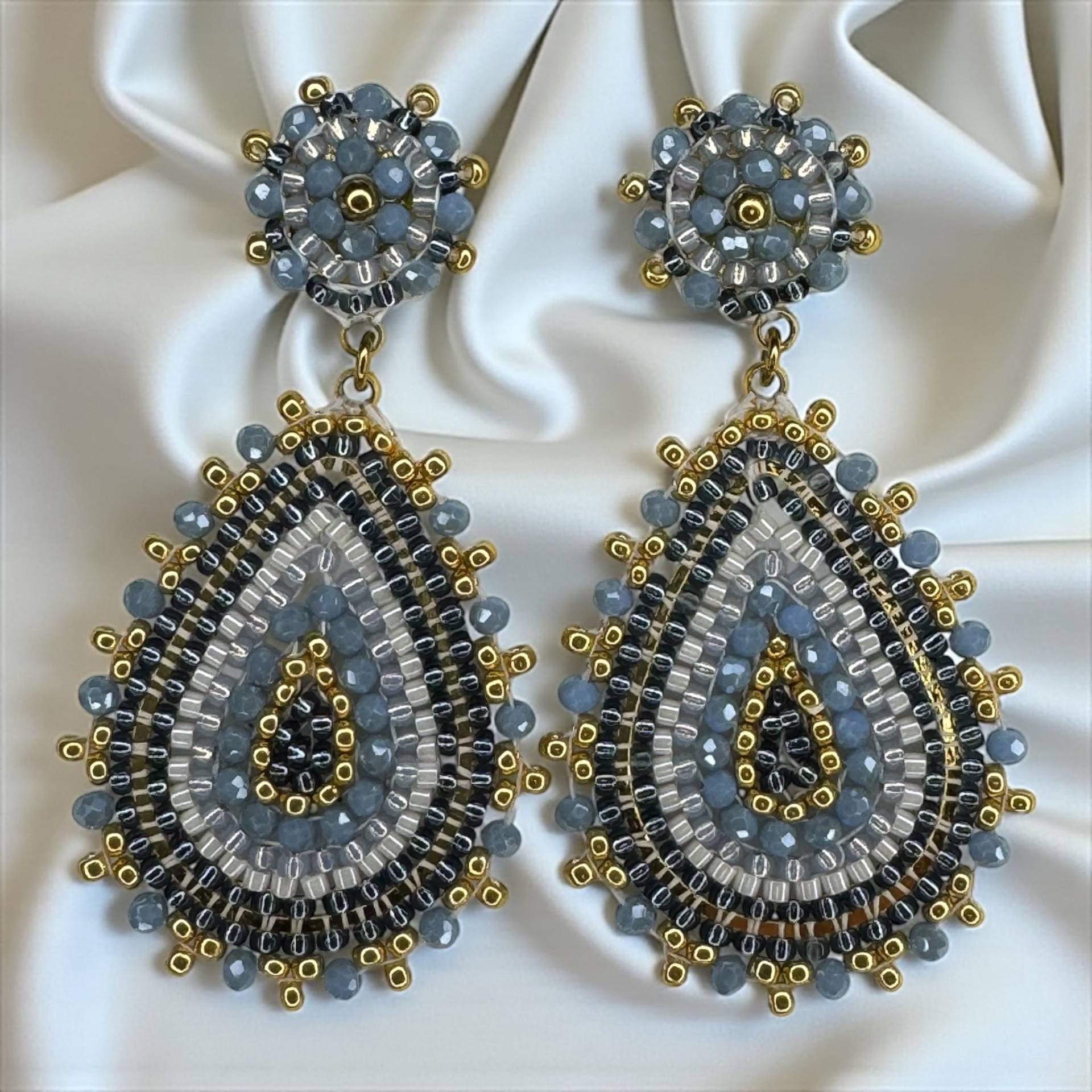 Federleichte, Mittelgroße Kristallohrringe, Jeansblau Mit Gold, Handgefertigtes Unikat - Geschenkidee von DieknuepfereiAT