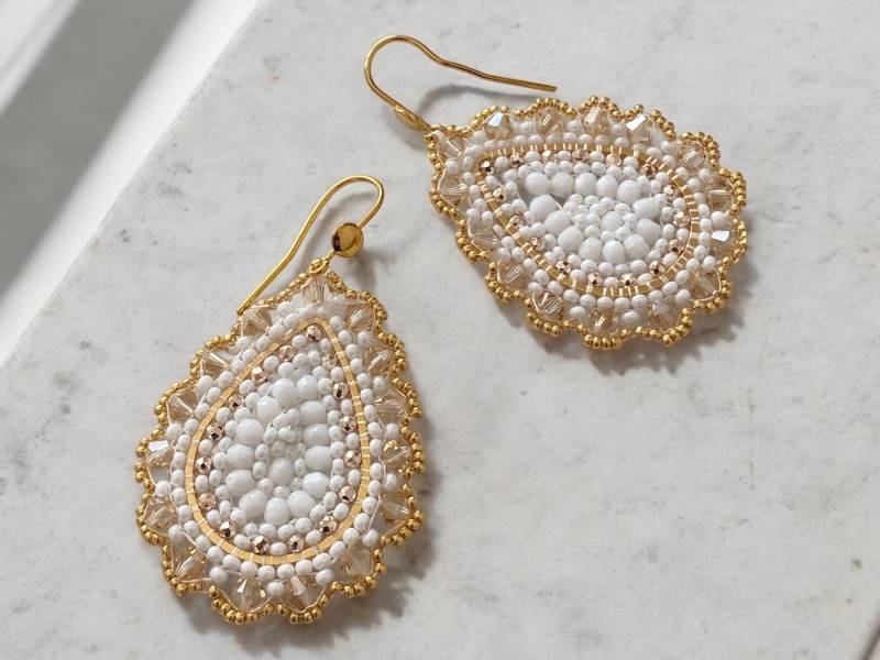 Federleichte, Mittelgroße Miyuki Perlenohrringe, in Weiss Und Gold. Haken Aus Silber Vergoldet - Handarbeit Geschenkidee von DieknuepfereiAT