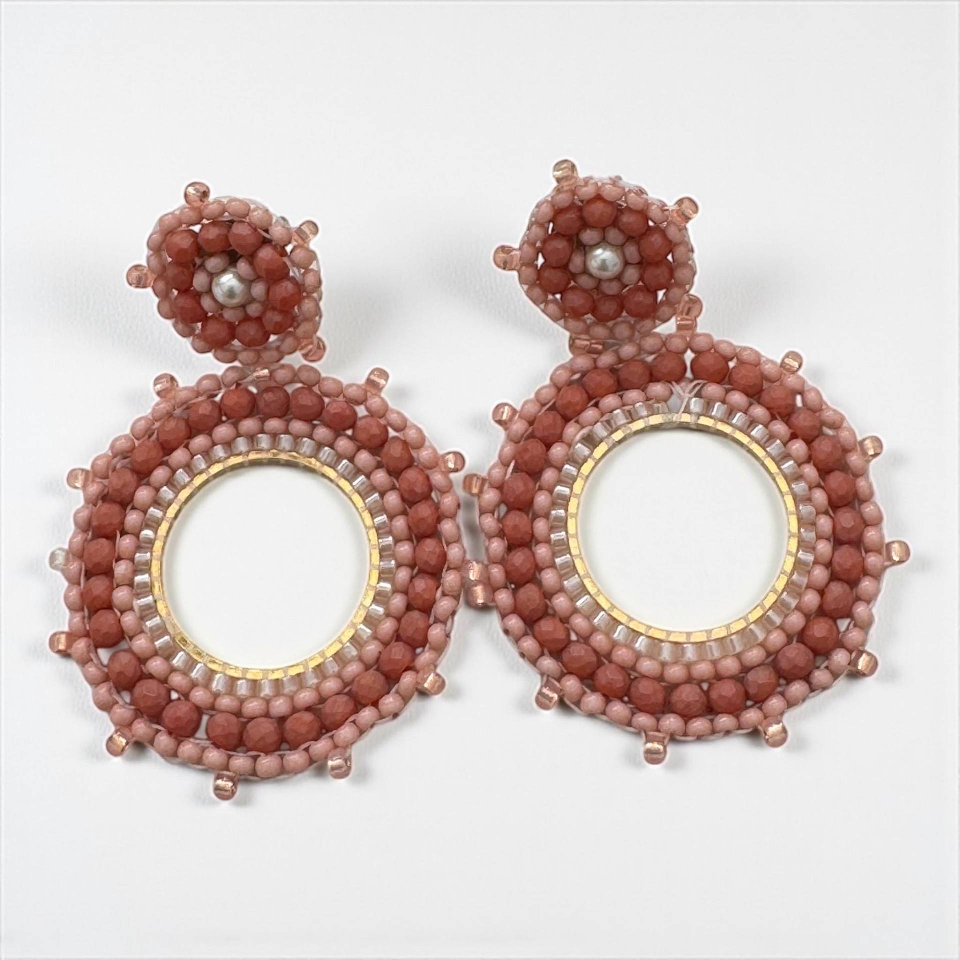 Federleichte, Mittelgroße Perlenohrringe, Auf Edelstahlstecker in Vintag-Rose. Handgefertigt Aus Glasperlen-Perlen von DieknuepfereiAT