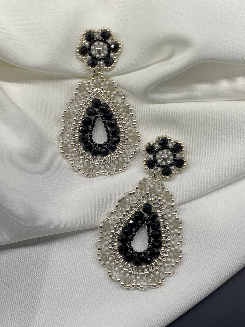 Federleichte, Mittelgroße Perlenohrringe, Handgefertigtes Unikat in Schwarz-Silber, Ohrstecker Edelstahl - Geschenkidee von DieknuepfereiAT