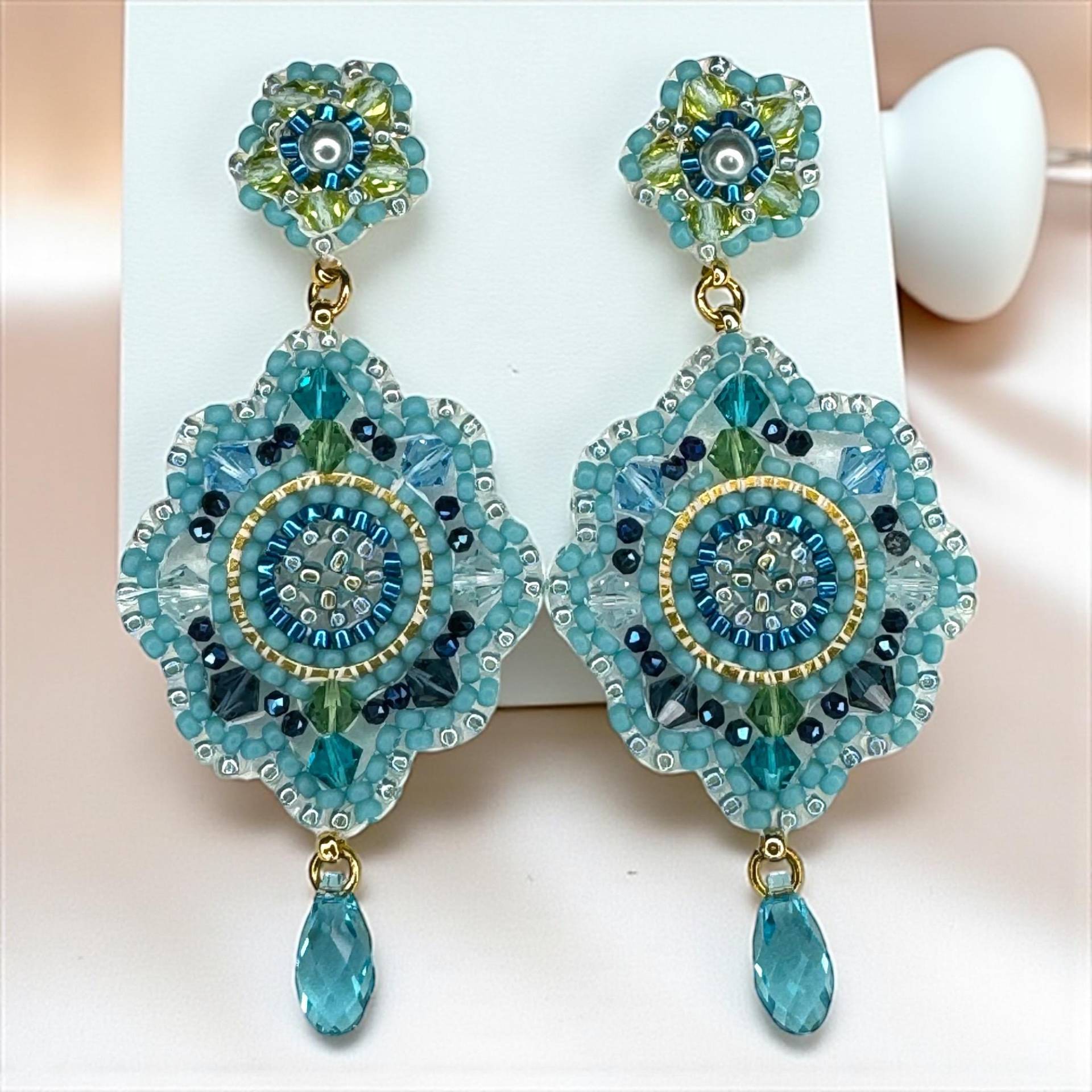 Federleichte, Zarte Kristallohrringe, Helltürkis Mit Ggrün, Handgefertigtes Unikat - Geschenkidee von DieknuepfereiAT