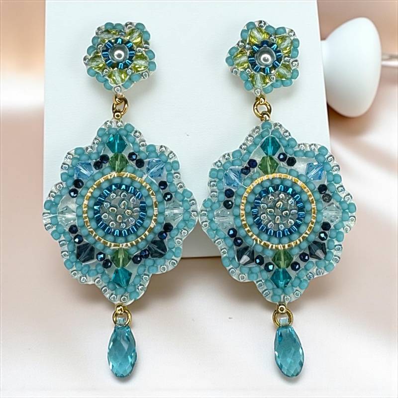 Federleichte, Zarte Kristallohrringe, Helltürkis Mit Ggrün, Handgefertigtes Unikat - Geschenkidee von DieknuepfereiAT