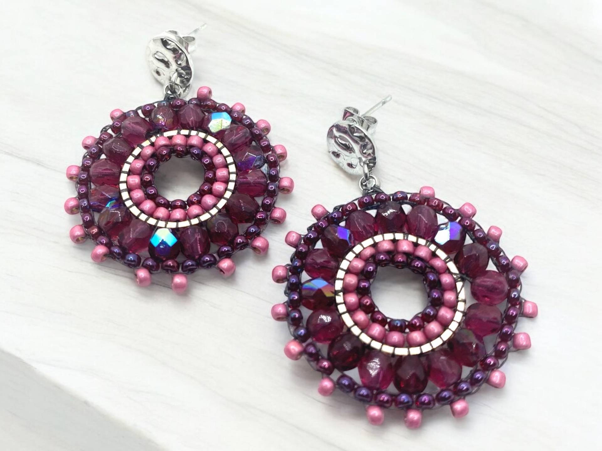 Federleichte, Zarte Miyuki Perlenohrringe, in Kräftigem Bordeaux. Ohrstecker Aus Edelstahl Ein Handgefertigtes Unikat von DieknuepfereiAT