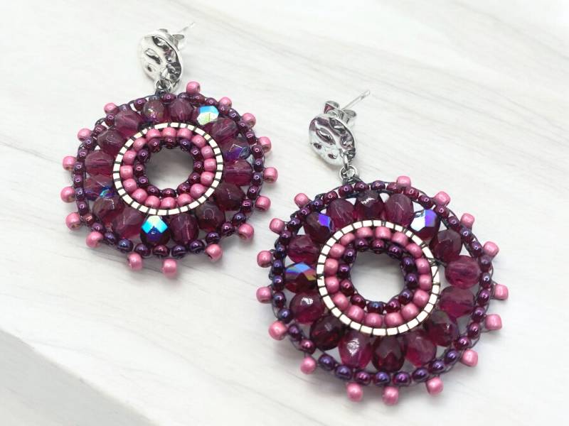 Federleichte, Zarte Miyuki Perlenohrringe, in Kräftigem Bordeaux. Ohrstecker Aus Edelstahl Ein Handgefertigtes Unikat von DieknuepfereiAT