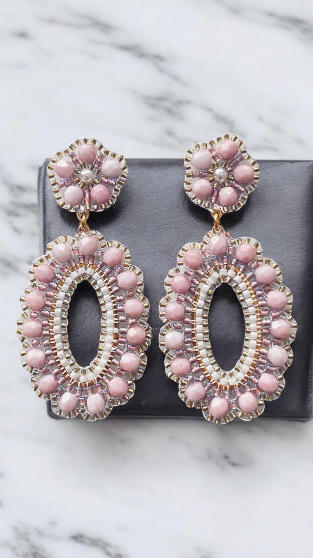 Handgefertigte Ohrringe Im Bohostyle, Miyuki Und Glasperlen Keramiklook in Rosa, Weiss Gold Eine Zauberhafte Farbkombination von DieknuepfereiAT