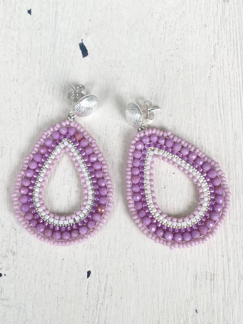 Ohrringe Mittelgroß, Aus Natursteinperlen Lila Glimmer Handgesticktes Unikat Federleicht Ohrstecker Versilbert - Nickelfrei, Geschenkidee von DieknuepfereiAT