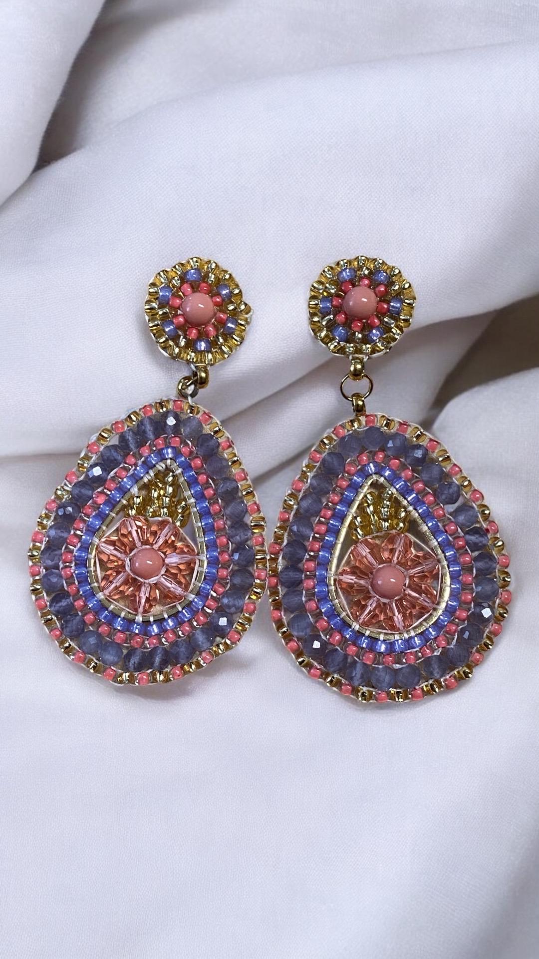 Perlenohrringe Handgestickt, Corallrosa, Hellblau, Lila, Gelb, Gold. Mittelgroße, Handgestickte Tropfen Auf Edelstahlstecker - Geschenkidee von DieknuepfereiAT